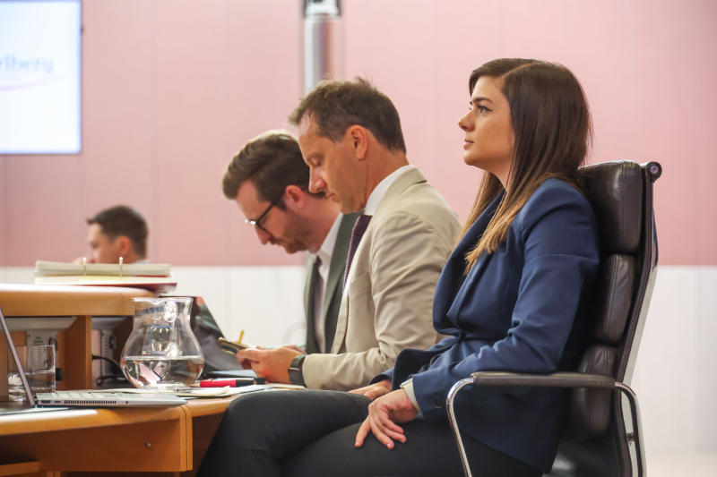 Fabienne Lackner hebt hervor, dass nach der aktuellen Sperrstundenregelung Gastgewerbebetriebe um 1:00 Uhr und Bars um 2:00 Uhr schließen müssen.