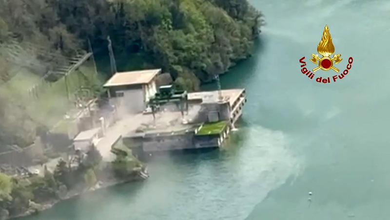 Als sich gegen 15.00 Uhr die Explosion ereignete, waren Arbeiten an den Turbinen in den Transformatorräumen 30 Meter unterhalb des Wasserspiegels im Gange.
