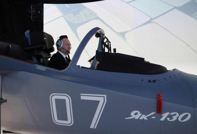 Der russische Präsident Wladimir Putin bedient einen Flugsimulator während eines Besuchs der Krasnodar Higher Military Aviation School of Pilots in Krasnodar