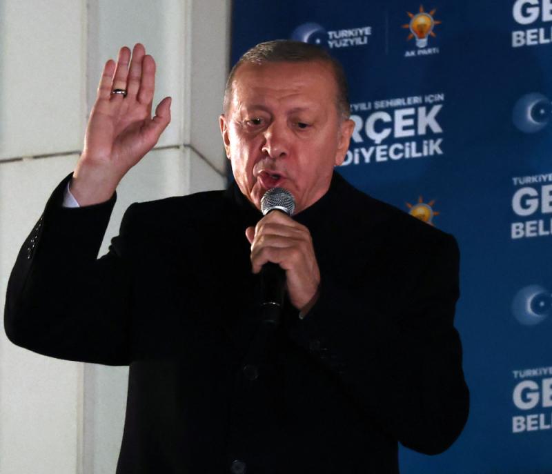 Der türkische Präsident und Vorsitzende der Partei für Gerechtigkeit und Entwicklung (AK) Recep Tayyip Erdogan hält nach den Kommunalwahlen in der Türkei am 1. April 2024 im Hauptquartier der AK-Partei in Ankara eine Rede.