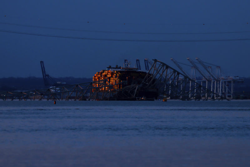 Das Wrack der Francis Scott Key Bridge ruht am Sonntag, 31. März 2024, in Baltimore auf dem Containerschiff Dali