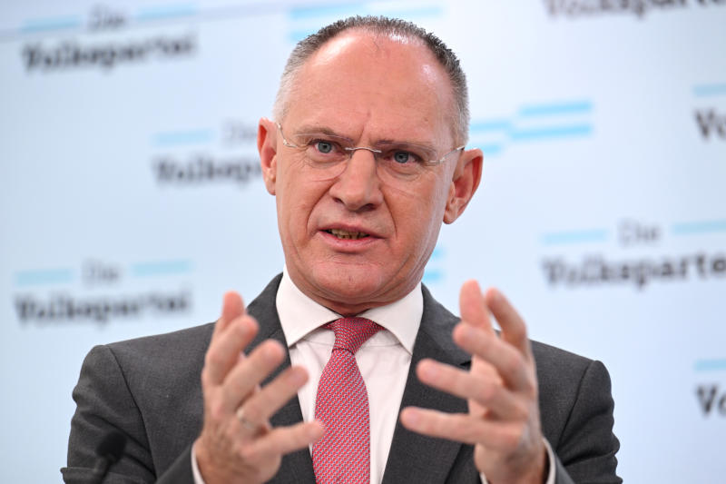 Innenminister Gerhard Karner (ÖVP) am Freitag, 09. Februar 2024, im Rahmen einer Pressekonferenz zum Thema "Asyl und Migration - Sachleistungskarte für Asylwerber" in Wien.