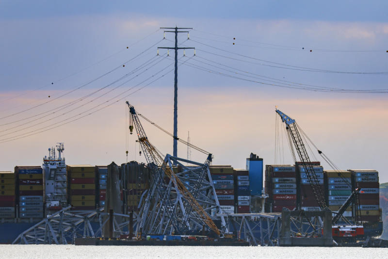 Arbeiter beginnen am Sonntag, 31. März 2024, in Baltimore mit der Beseitigung eines Teils der eingestürzten Francis Scott Key Bridge.
