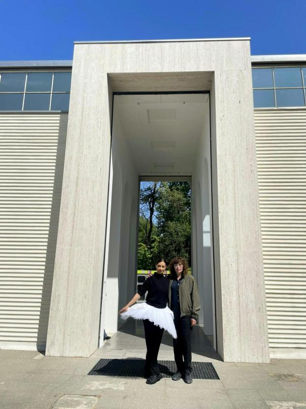 Jermolaewa zeigt Ballett und Blumen auf der Biennale.